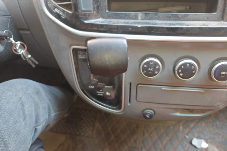 Used SAIC MAXUS Xintu V80 2021 2.0T AMT Classic Aoyuntong Short Wheelbase Mid-Roof 5/6-Seater Gear Lever