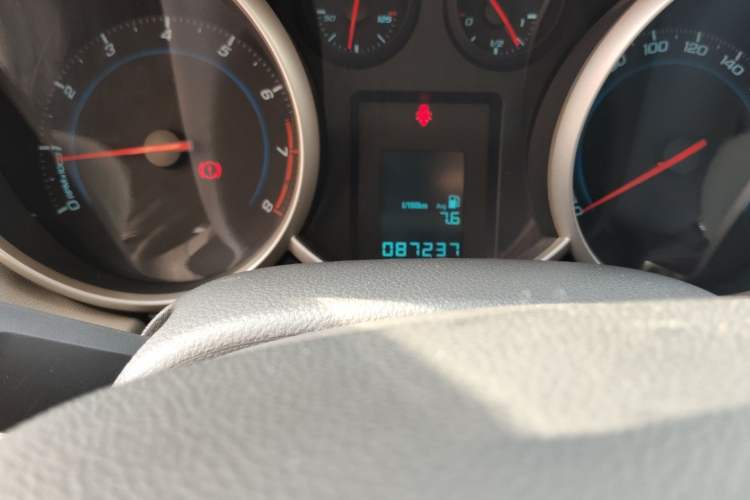 Used Chevrolet Cruze 2012 1.6L SL MT Odometer Close Up