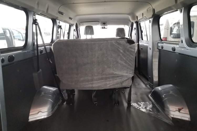 Used Wuling Yangguang 2024 300KM Comfort Version Passenger Van 75kW
