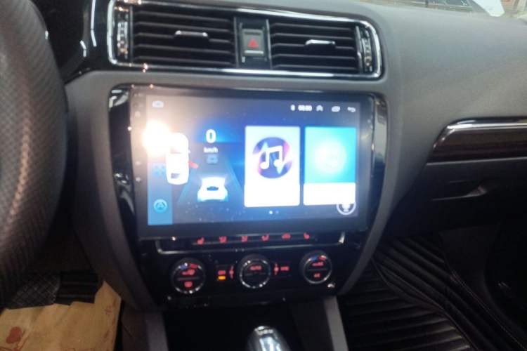 Used Volkswagen Sagitar 2015 230TSI Automatic Luxury Model Audio And AC Panel