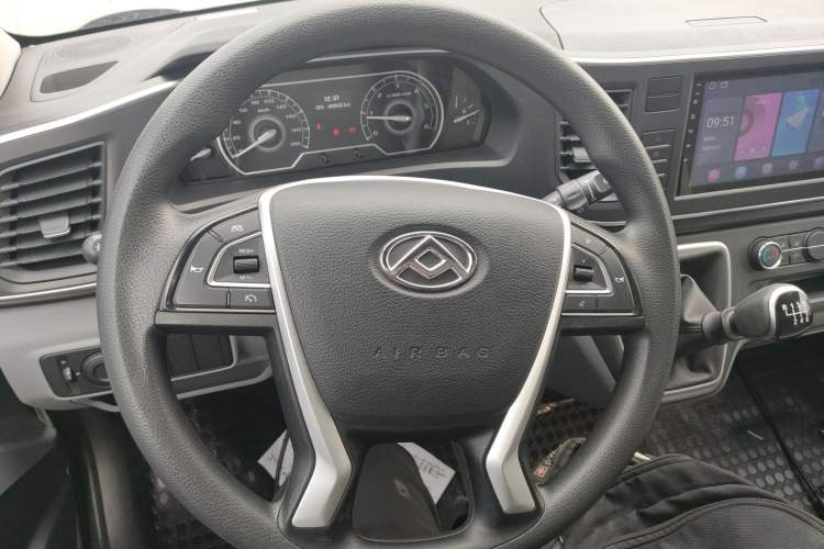 Used SAIC MAXUS Xintu V80 2023 2.0T Manual Classic City Delivery King Short Wheelbase Mid-Roof 3-Seater