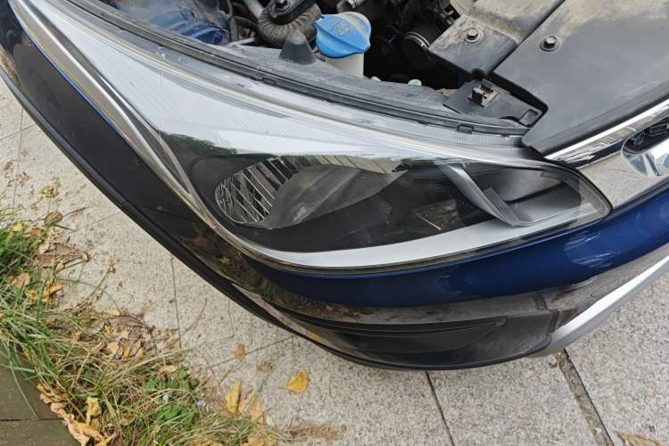 Used Kia KX Cross 2017 1.4L AT GLS Right Front Headlight