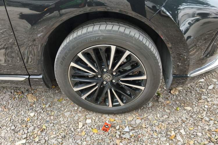 Used Toyota Venza 2023 2.5L Smart Electric Hybrid Dual-Drive Prestige Version Right Front Wheel Hub