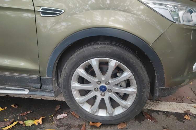 Used Ford Kuga 2013 1.6L GTDi 4x4 Elite Model Right Front Wheel Hub
