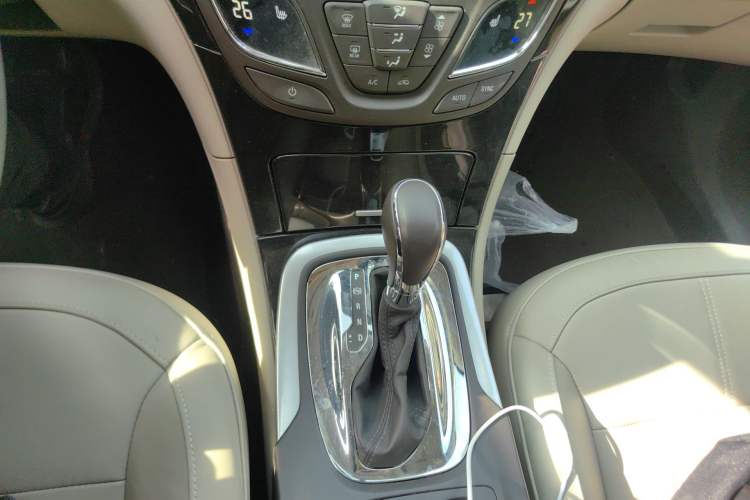 Used Buick Regal 2015 2.0L Elite Fashion Edition Gear Lever