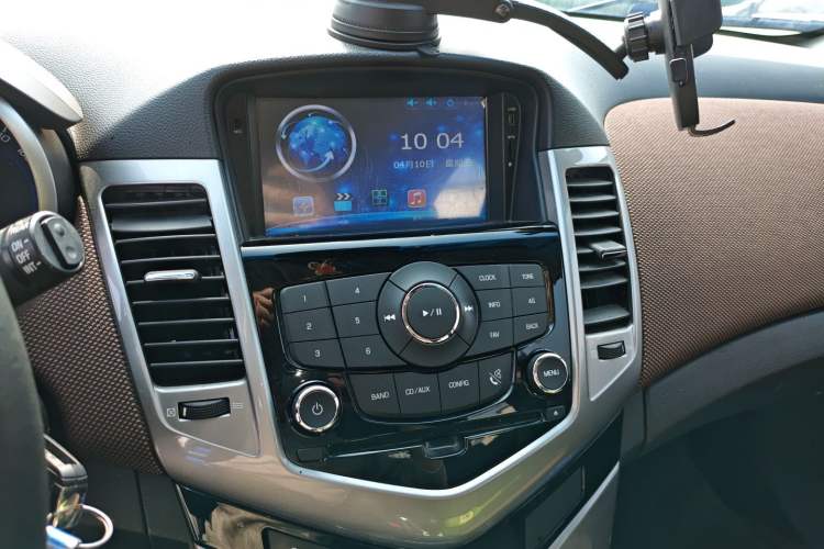 Used Chevrolet Cruze 2013 Hatchback 1.6L Manual Luxury Model Audio And AC Panel