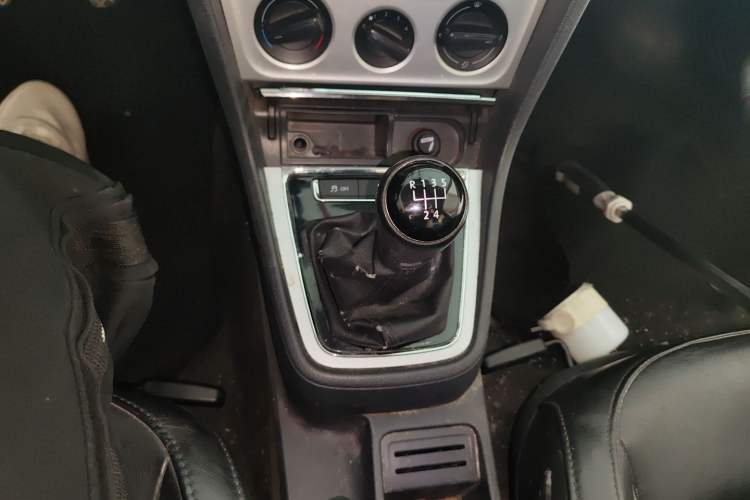 Used Volkswagen Gran Lavida 2013 1.6L Manual Comfort Model Gear Lever