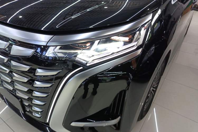 Used Denza D9 2022 DM-i 970 Four-Wheel Drive Flagship Model Left Front Headlight