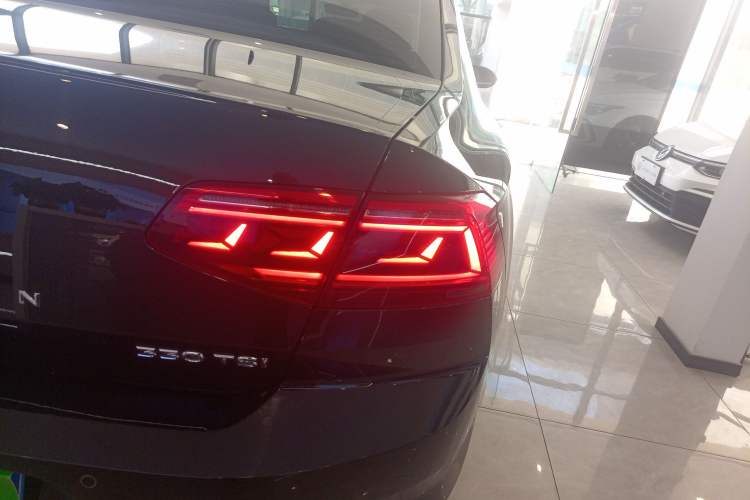 Used Volkswagen Magotan 2020 330TSI DSG Luxury Edition Right Rear Taillight