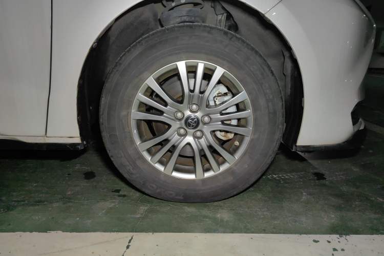 Used Toyota SIENNA 2021 2.5L Hybrid Premium Edition Right Front Wheel Hub