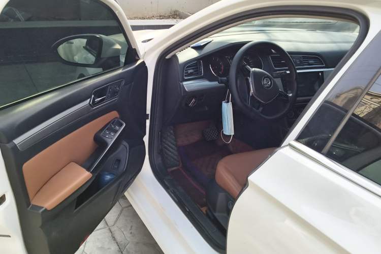 Used Volkswagen Lamando 2015 230TSI DSG Fashion Edition
