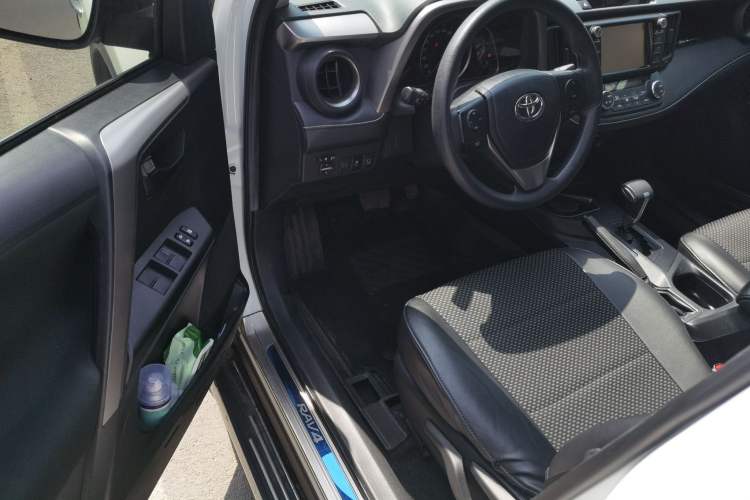 Used Toyota RAV4 2019 2.0L CVT Two-Wheel Drive Luxury Version China VI Standard Driver Seat