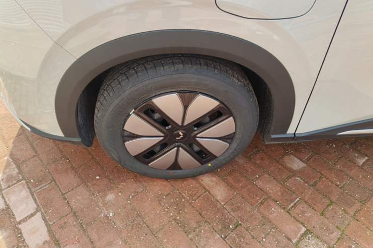 Used Wuling Bingo S 2025 Model 430km Deluxe Edition Left Front Wheel Hub