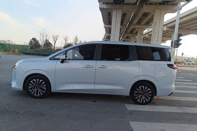 Used Wuling Wuling Starlight 730 2025 Model Plug-in Hybrid 125km Luxury Edition

