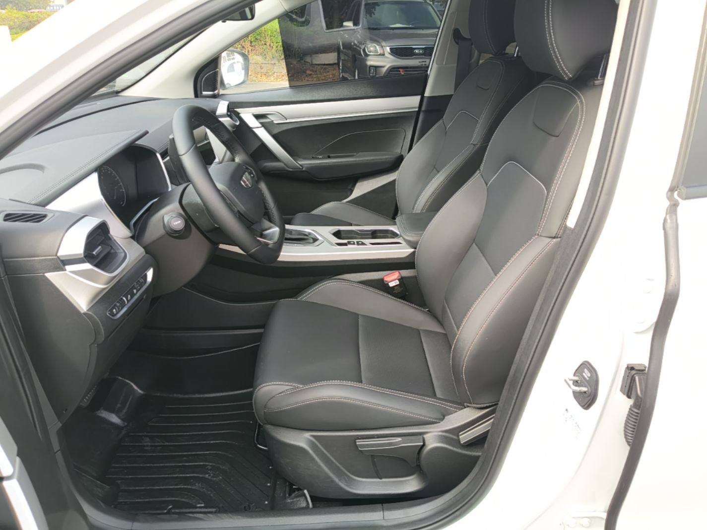 Geely Auto Coolray 2025 1.5L CVT Super Edition — снимка 17