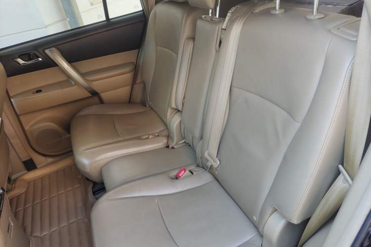 Used Toyota Highlander 2012 2.7L Two-Wheel Drive 7-Seater Luxury Edition Left Rear Seat