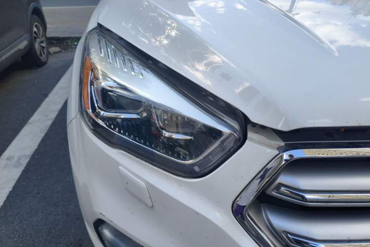 Used Ford Kuga 2018 EcoBoost 180 Two-Wheel-Drive Luxury Wing Edition Right Front Headlight