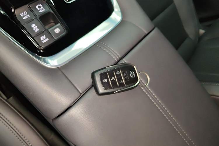 Used Toyota Vellfire 2024 Crown Dual-Engine 2.5L Supreme Executive Edition Vehicle Key