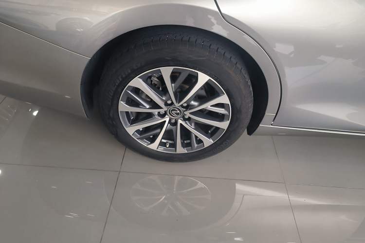 Used Lexus ES 2023 200 Excellence Edition Right Rear Wheel Hub