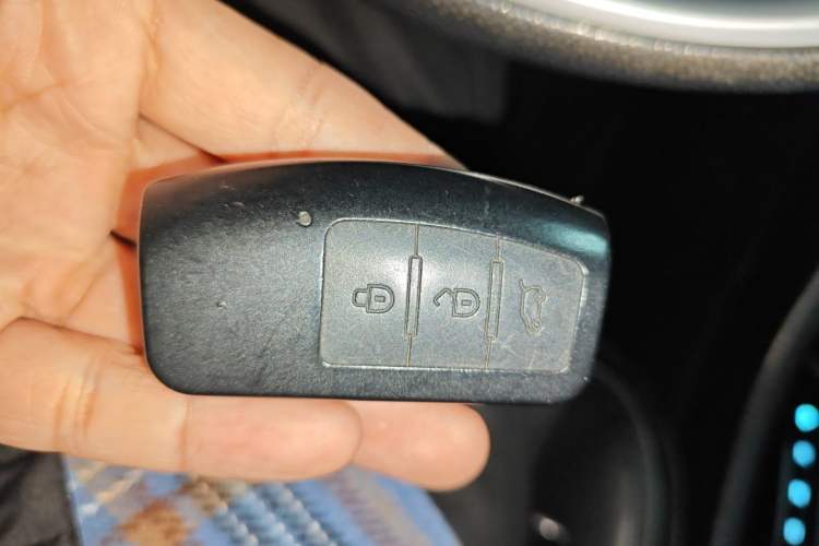 Used JMC Yusheng S350 2017 2.0T Automatic 2WD Diesel Luxury Version with Sunroof 5 Seats