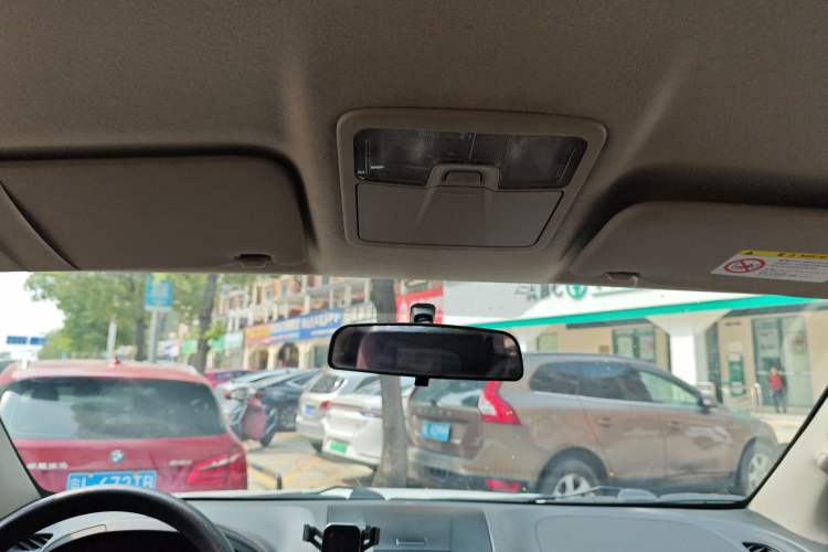 Used Isuzu D-MAX 2015 2.5T Two-Wheel Drive Automatic High-Performance Elite Version 4JK1
