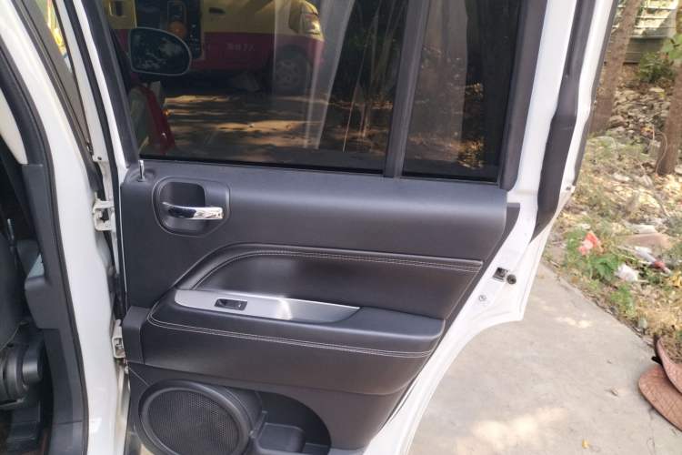 Used Jeep Compass 2015 2.0L Two-Wheel Drive Luxury Edition