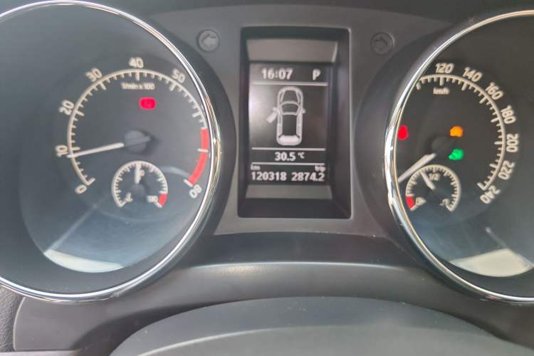 Used Skoda Yeti 2014 1.8TSI DSG All-Wheel Drive Edition Odometer Close Up