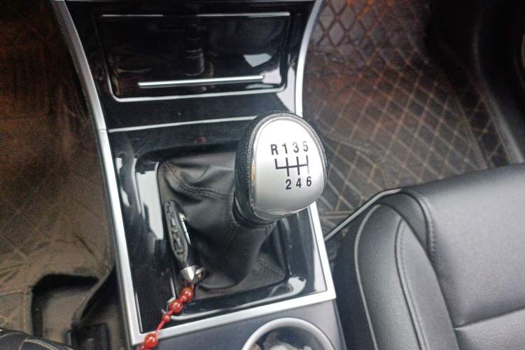 Used Haval H2 2017 Red-Label 1.5T Manual Two-Wheel Drive Luxury Model Gear Lever