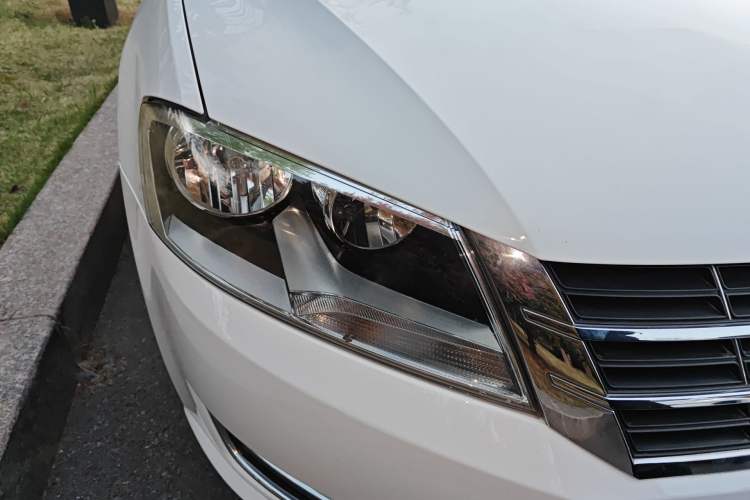 Used Volkswagen Lavida 2013 Revised Version 1.4 TSI Manual Comfort Edition Right Front Headlight