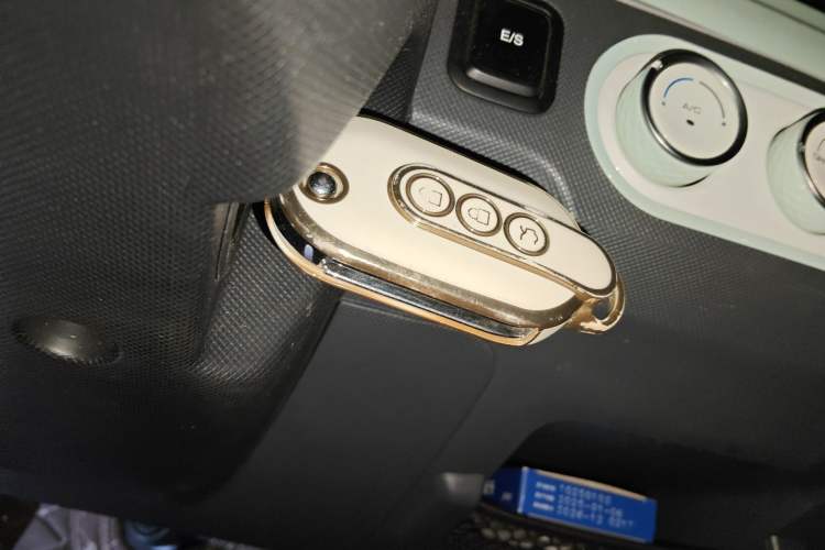 Used Wuling Hongguang MINIEV 2022 Macaron Premium Model – Lithium Iron Phosphate Vehicle Key