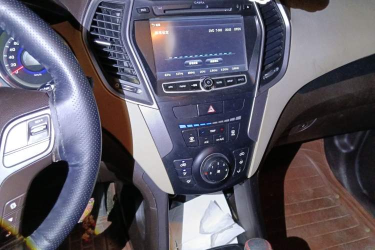 Used Hyundai Santa Fe 2013 2.4L Manual Two-Wheel Drive Comfort Version Audio And AC Panel