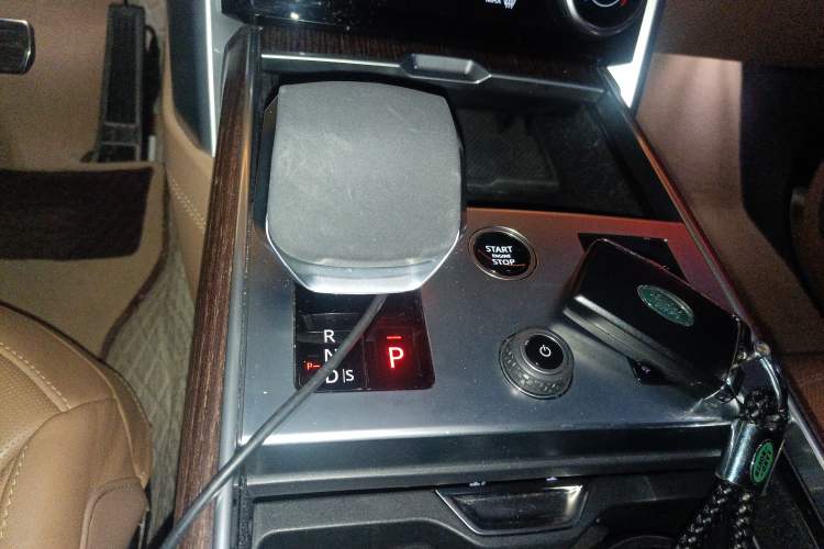 Used Land Rover Range 2023 3.0 L6 400 PS Flagship Extended Version Gear Lever