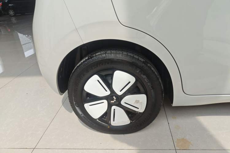 Used Wuling Hongguang MINIEV 2025 Four-Door Version Advanced Edition Right Rear Wheel Hub