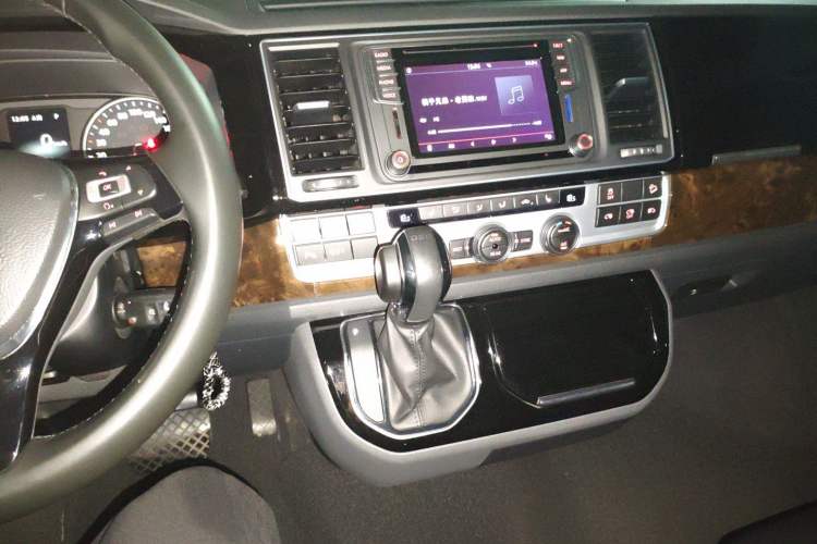 Used Volkswagen Multivan 2018 2.0 TSI Four-Wheel Drive Comfort Edition 7-Seater Audio And AC Panel