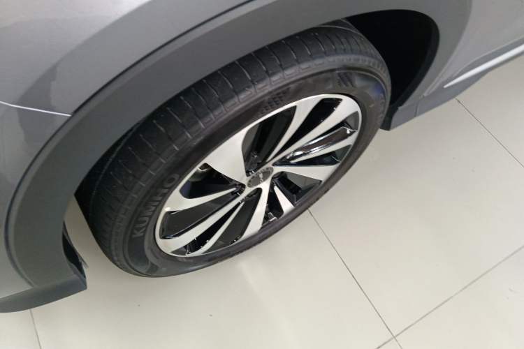 Used BYD Song PLUS New Energy 2023 Champion Edition DM-i 110KM Flagship Model Left Front Wheel Hub