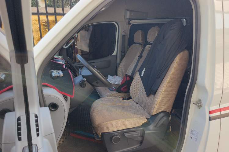 Used SAIC MAXUS Xintu V80 2021 2.0T Manual Classic Aoyuntong Short Wheelbase Mid-Roof 5/6-Seater
