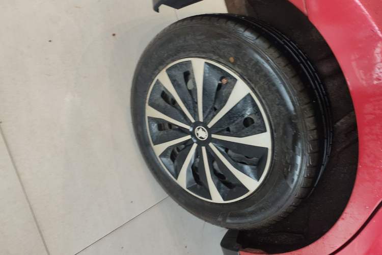Used Venucia R50 2013 1.6L Automatic Fashion Edition Right Rear Wheel Hub