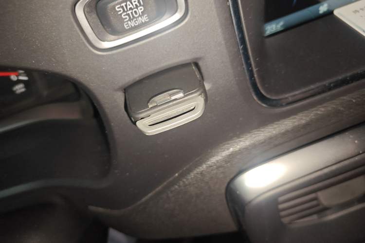 Used Volvo V40 2013 2.0T Zhiyi Edition
