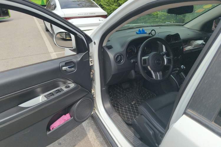 Used Jeep Compass 2014 2.4L four-wheel drive sport version Driver Seat