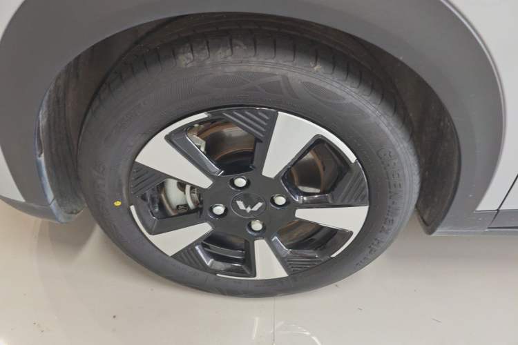 Used Wuling Bingo PLUS 2024 330 km Range Five-Seater Version Left Front Wheel Hub