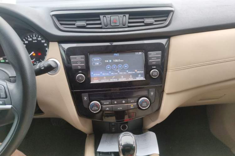 Used Nissan X-Trail 2017 2.5L CVT Leading Edition 4WD Audio And AC Panel