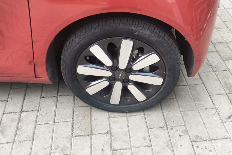 Used ORA Black Cat 2019 351 km Goddess Edition Right Front Wheel Hub