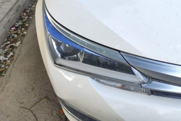 Used Toyota Corolla 2017 Revised Dual-Engine 1.8L E-CVT Elite Edition Right Front Headlight