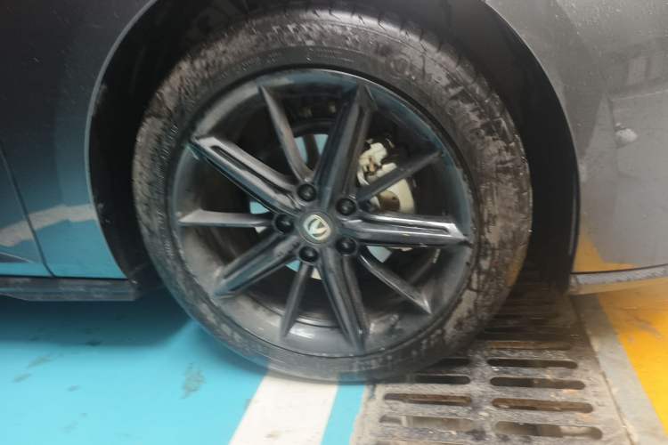 Used CHANGAN UNI-V 2023 1.5T Prestige Model Right Front Wheel Hub