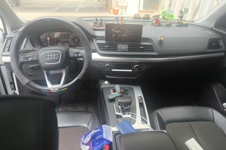 Used Audi Q5L 2018 40 TFSI Prestige Fashion Edition China VI Center Console