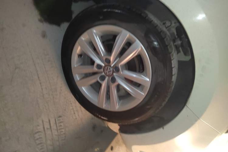 Used Volkswagen Santana 2016 1.6L Automatic Comfort Edition Right Front Wheel Hub