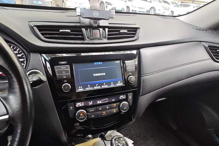 Used Nissan X-Trail 2017 2.0L CVT Smart Enjoyment Version 2WD Audio And AC Panel