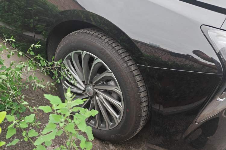 Used Buick LaCrosse 2023 28T Prestige Edition Right Front Wheel Hub