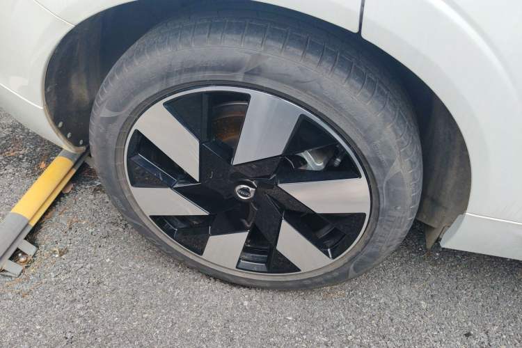 Used Volvo XC60 New Energy 2025 Plug-in Hybrid Long-Range All-Wheel Drive Smart Luxury Edition Right Rear Wheel Hub