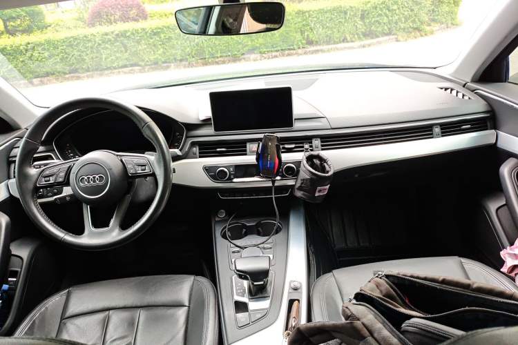 Used Audi A4L 2019 40 TFSI Fashion Edition China VI Emission Standard Center Console